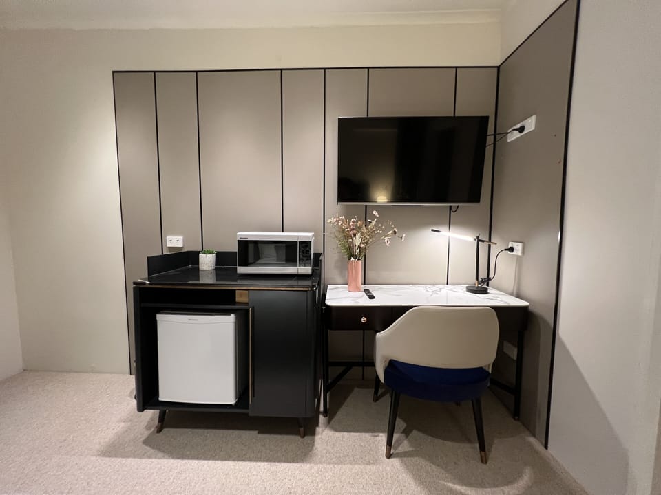 Deluxe Double Room | In-room safe, desk, iron/ironing board, WiFi (free)