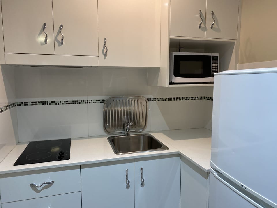 Executive Room, 1 Queen Bed, Kitchenette | Private kitchen | Coffee/tea maker, fridge, electric kettle