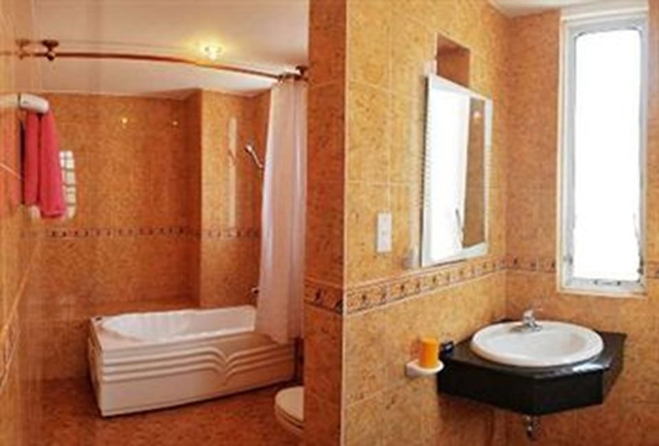 Shower, rainfall showerhead, free toiletries, hair dryer