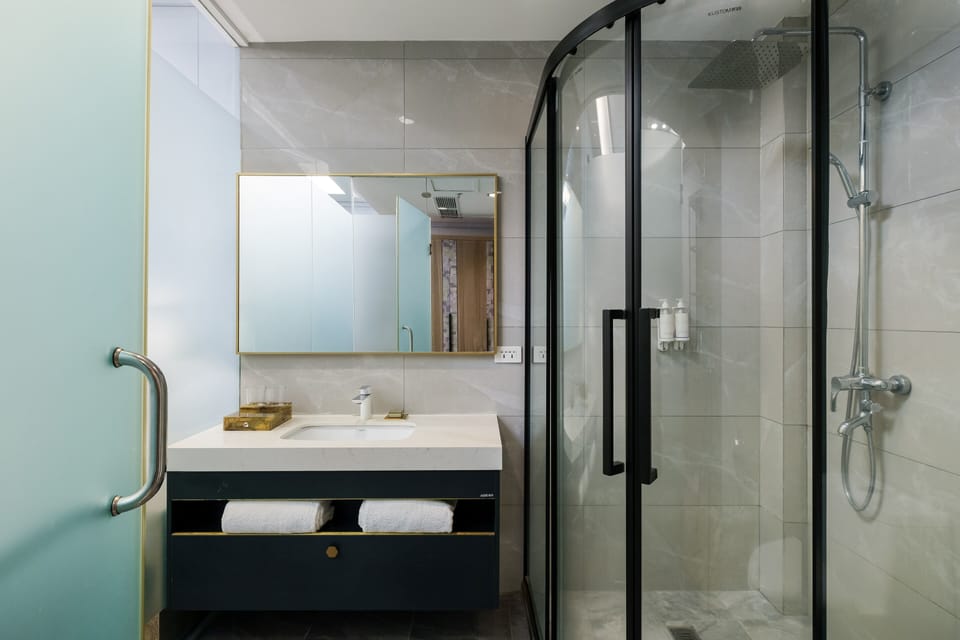 Standard Room | Bathroom | Shower, free toiletries, hair dryer, bathrobes