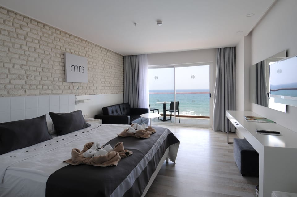 Premium Room (B Complex) | Minibar, in-room safe, desk, laptop workspace