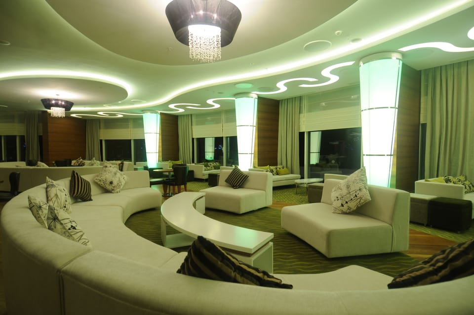 6 bars/lounges, 2 poolside bars