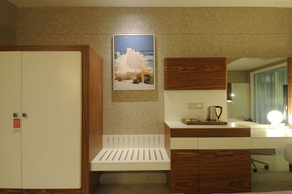 Island Room ( A Complex ) | Minibar, in-room safe, desk, laptop workspace