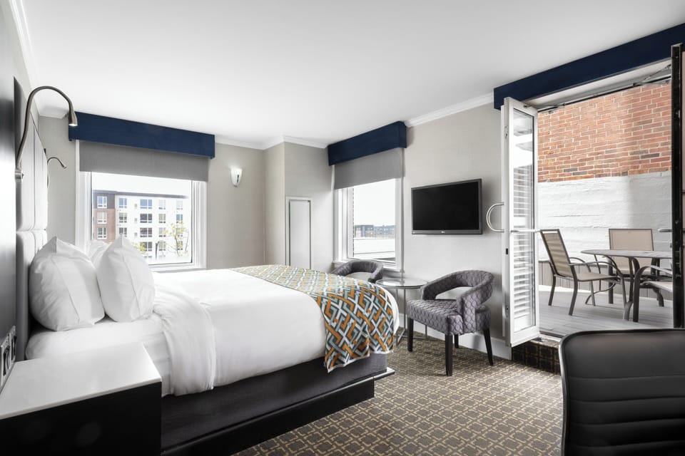 Standard Room, 1 King Bed, Accessible (Private Access to Patio) | Premium bedding, down comforters, pillowtop beds, minibar