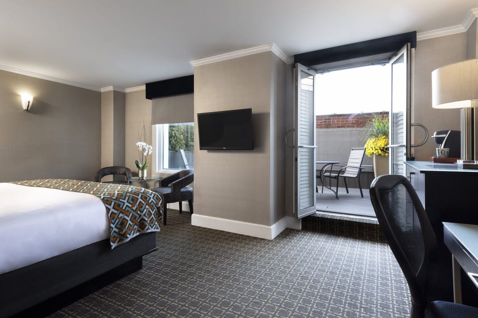 Standard Room, 1 King Bed, Accessible (Private Access to Patio) | Room amenity