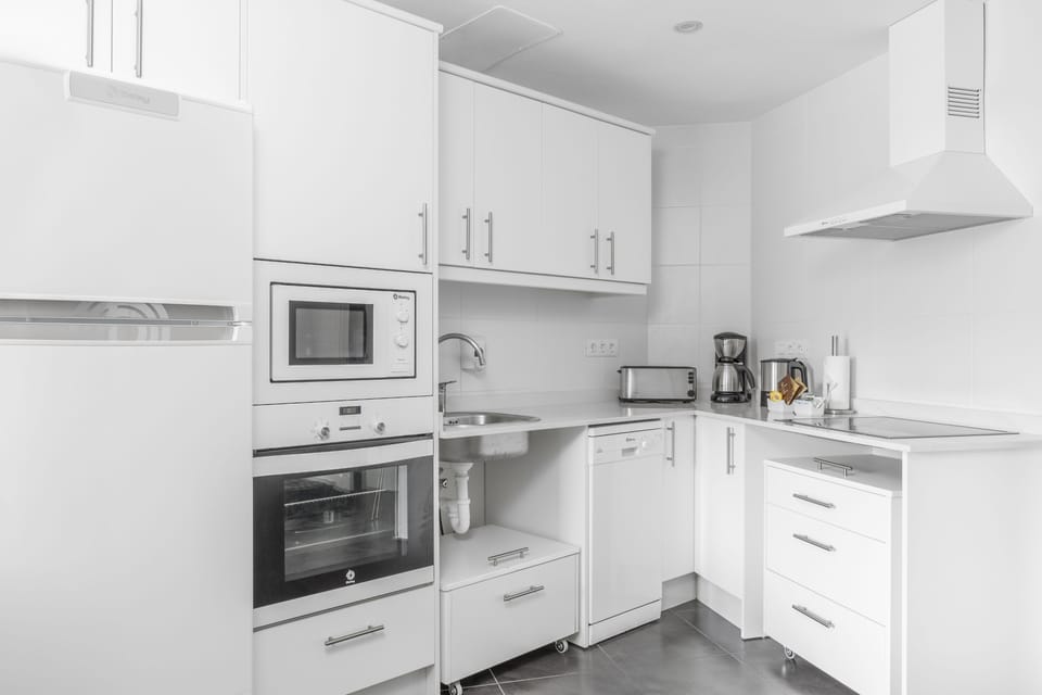 Apartment, 2 Bedrooms | Private kitchen | Fridge, microwave, oven, stovetop