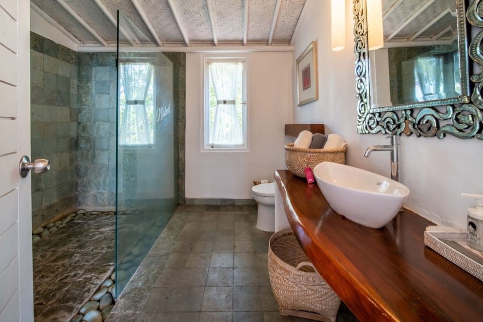 Penthouse - for Cool Adults Only | Bathroom | Shower, hair dryer, bidet, towels