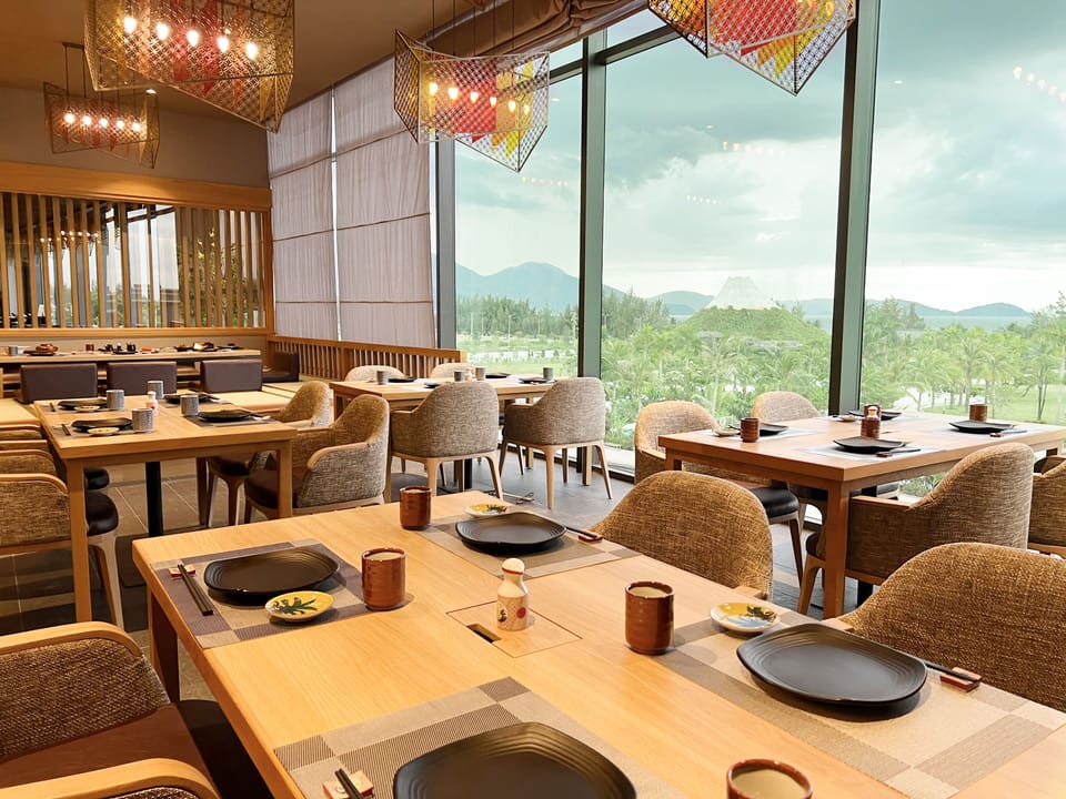 5 restaurants; breakfast, lunch, and dinner served