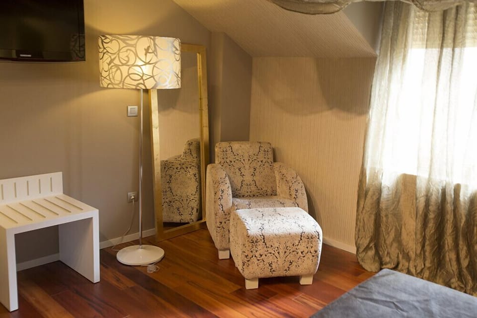 Standard Double Room, 2 Twin Beds | Minibar, in-room safe, desk, blackout drapes