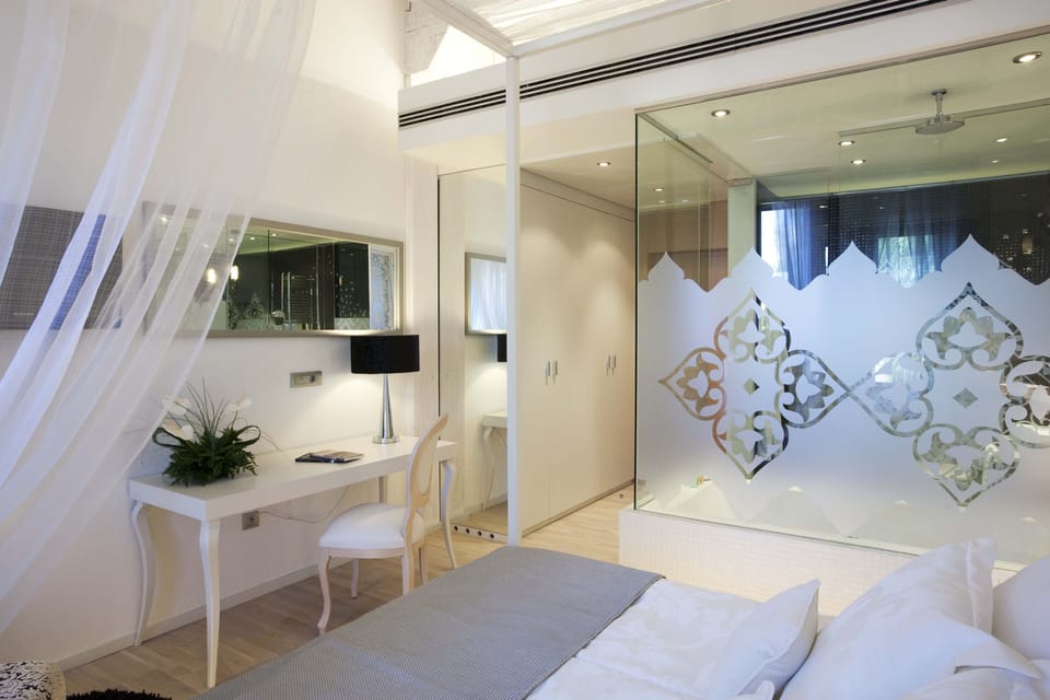 Superior Room, 1 Queen Bed | Minibar, in-room safe, desk, blackout drapes