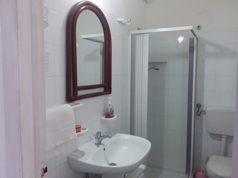 Shower, rainfall showerhead, free toiletries, hair dryer
