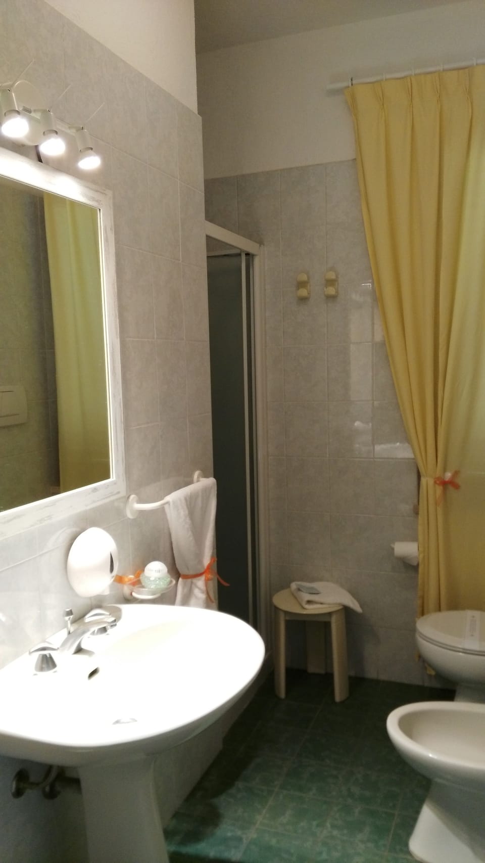 Classic Double or Twin Room | Bathroom | Shower, hair dryer, bidet, towels
