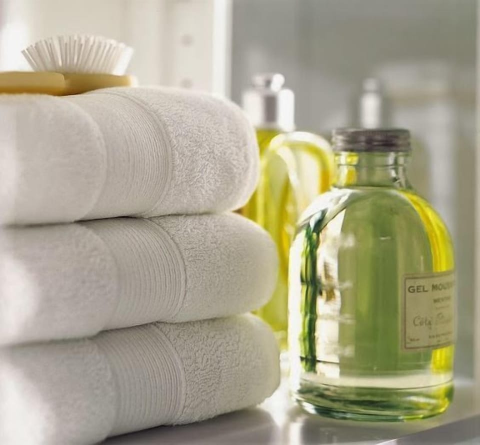 Rainfall showerhead, hair dryer, towels