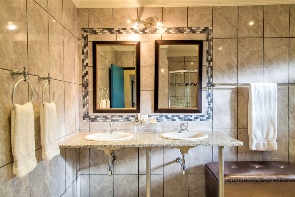 Superior Room, 1 Queen Bed | Bathroom | Eco-friendly toiletries, hair dryer, towels, soap