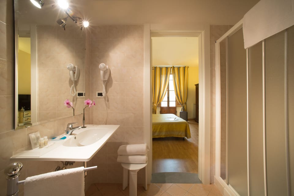 Double Room | Bathroom | Shower, free toiletries, bidet, towels