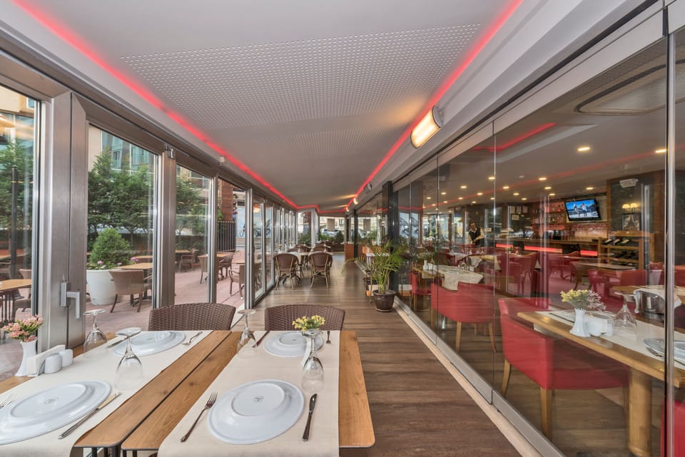 2 restaurants, breakfast served