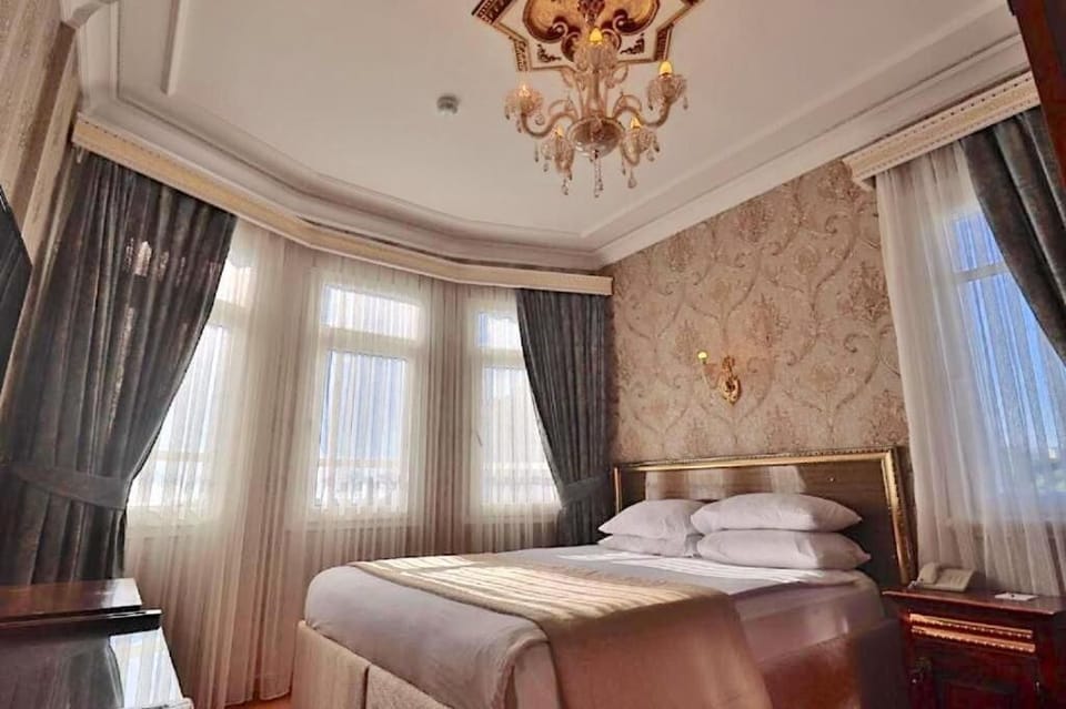 Deluxe Double Room, Sea View | Premium bedding, minibar, in-room safe, desk