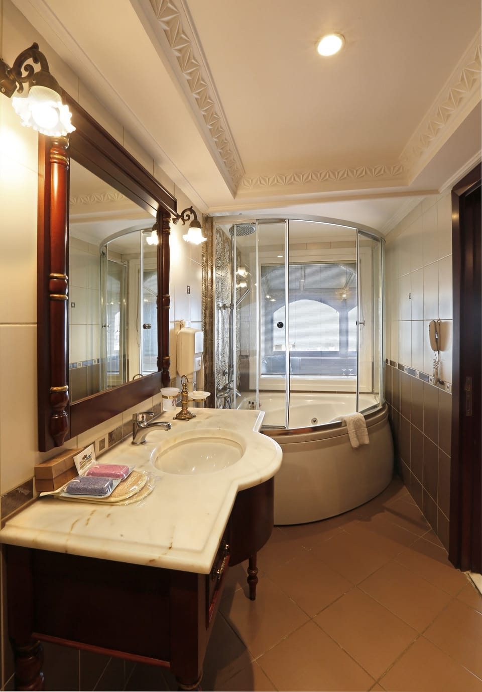 Junior Suite Room | Minibar, in-room safe, desk, soundproofing