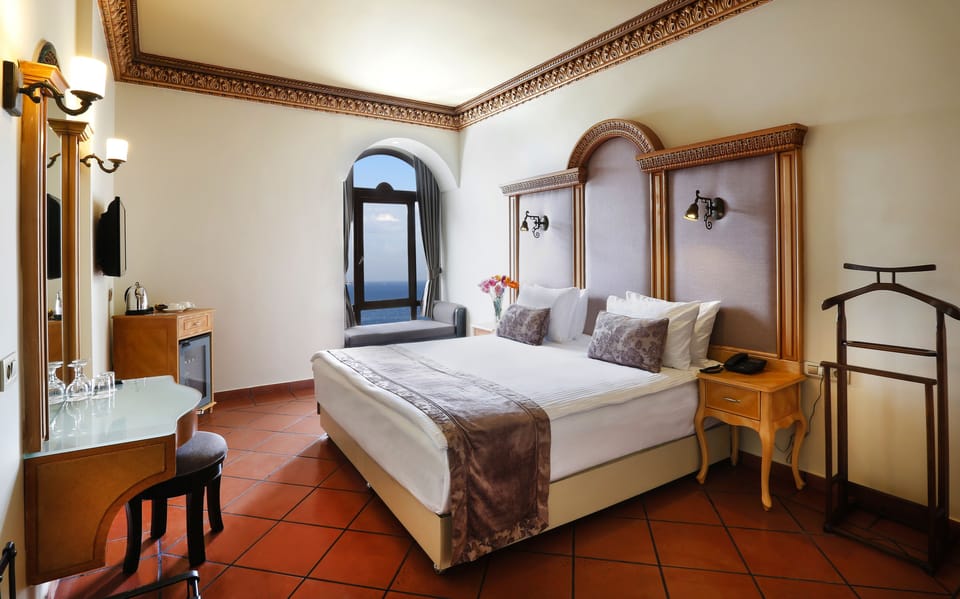 Double or Twin Room with Sea View | Minibar, in-room safe, desk, soundproofing