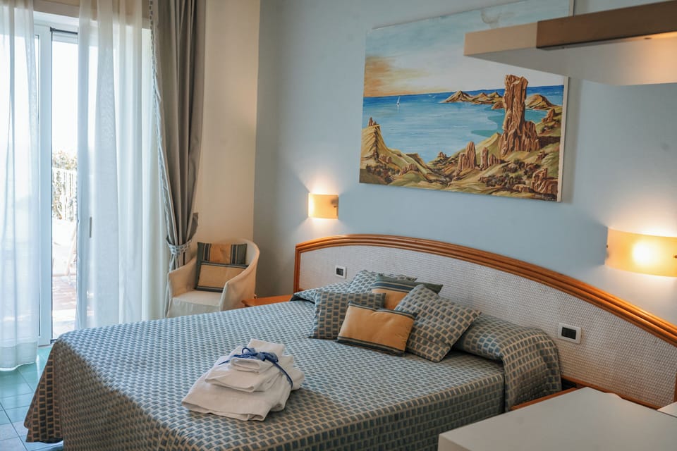 Double Room, Sea View | Minibar, in-room safe, desk, WiFi (free)