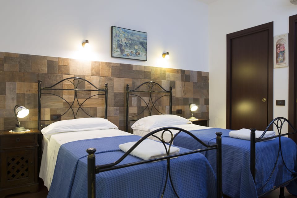 Basic Double or Twin Room, Ensuite | In-room safe, individually decorated, desk, laptop workspace