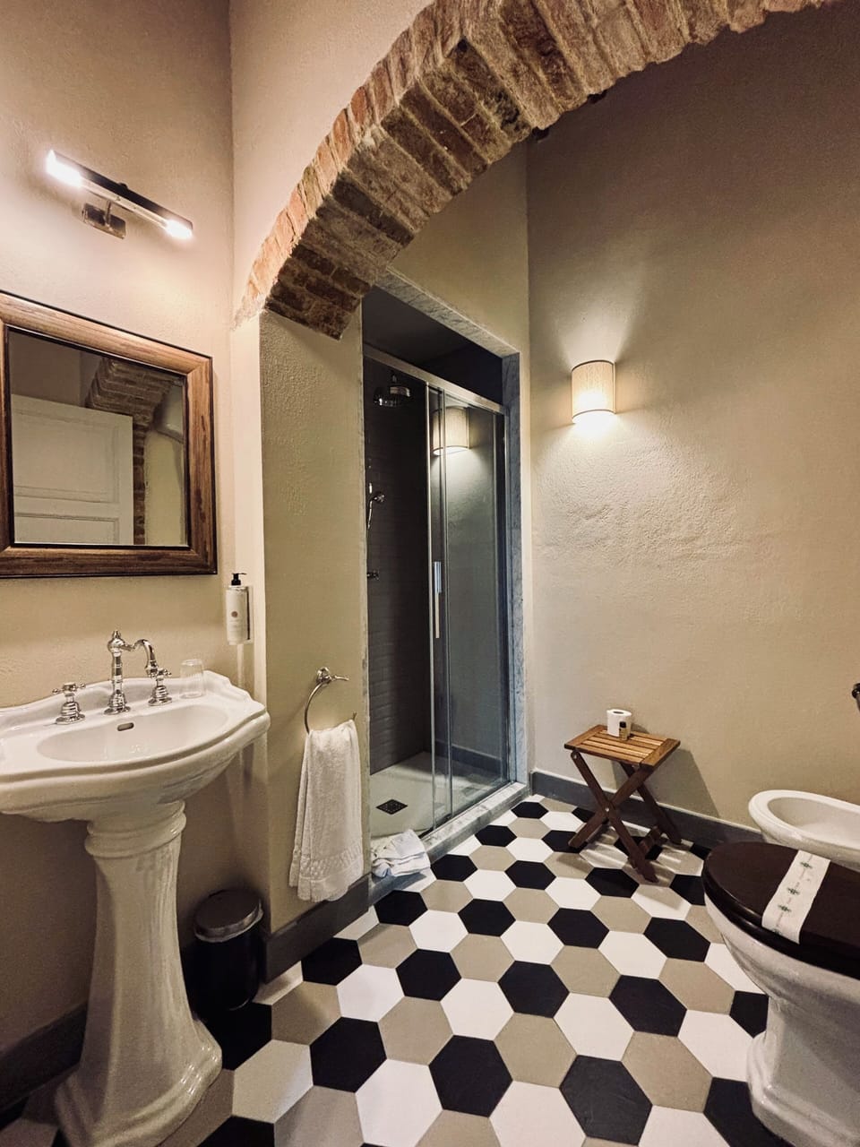Classic Double Room | Bathroom | Shower, rainfall showerhead, free toiletries, hair dryer