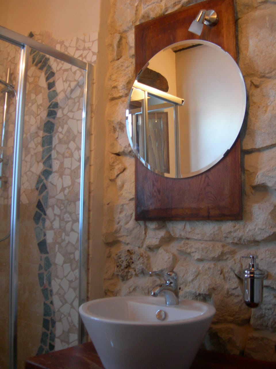 Shower, free toiletries, hair dryer, bidet