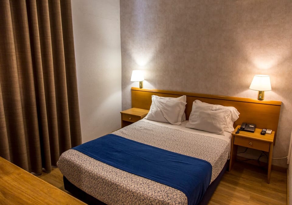 Triple Room | Desk, free cribs/infant beds, free WiFi, bed sheets