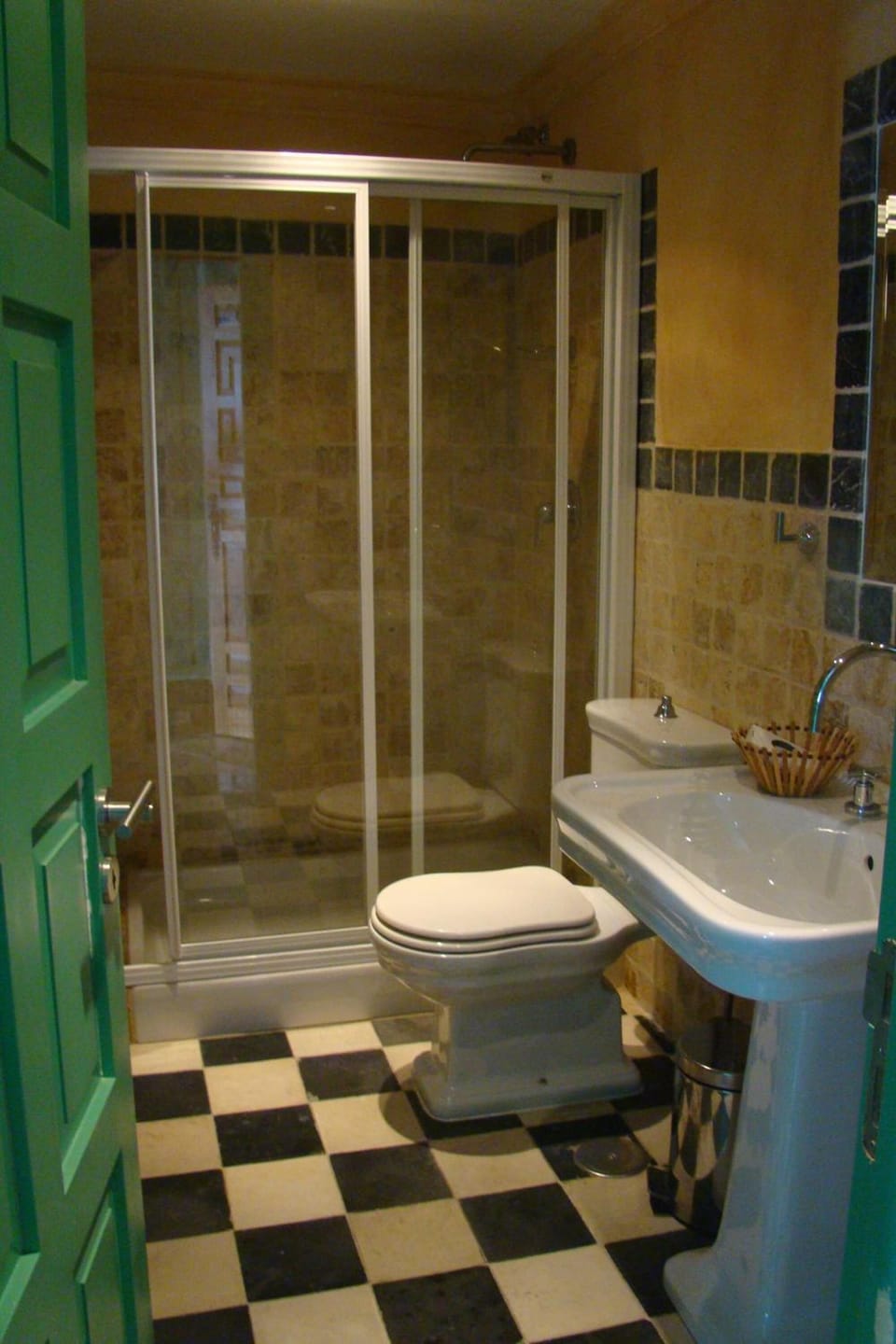 Deep soaking tub, hair dryer, bidet, towels
