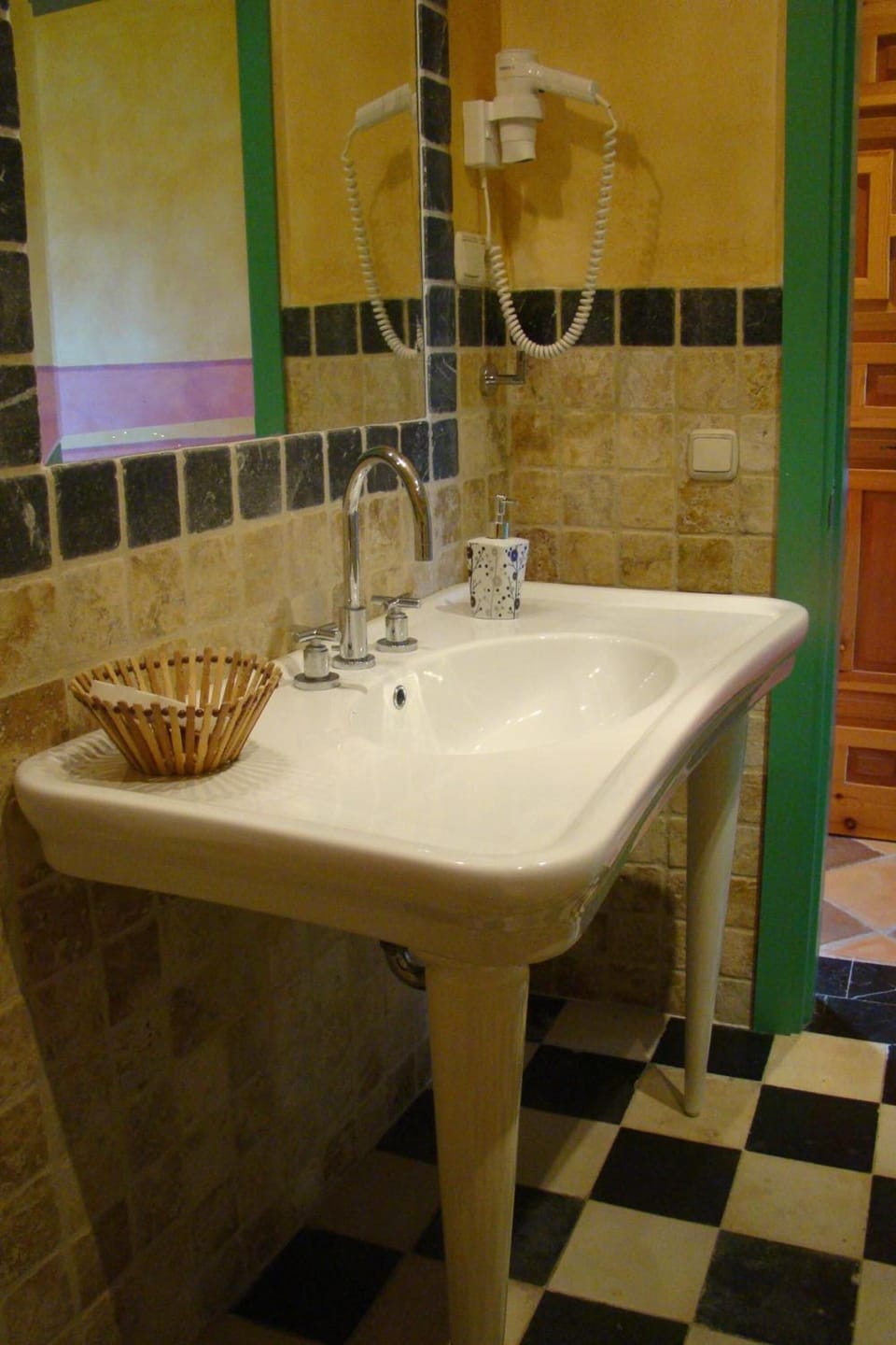 Deep soaking tub, hair dryer, bidet, towels