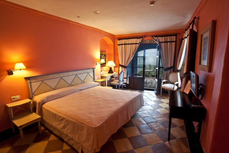 In-room safe, soundproofing, cribs (surcharge)