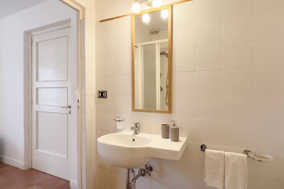 Double Room | Bathroom | Shower, free toiletries, hair dryer, bidet