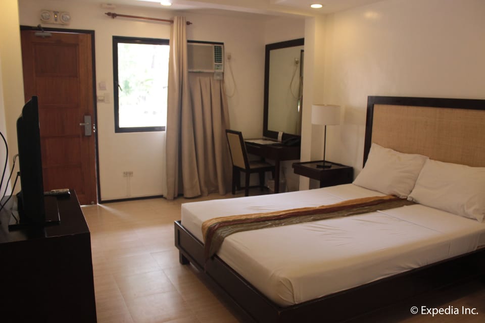 Deluxe Double Room, 1 Queen Bed | Minibar, in-room safe, desk, blackout drapes