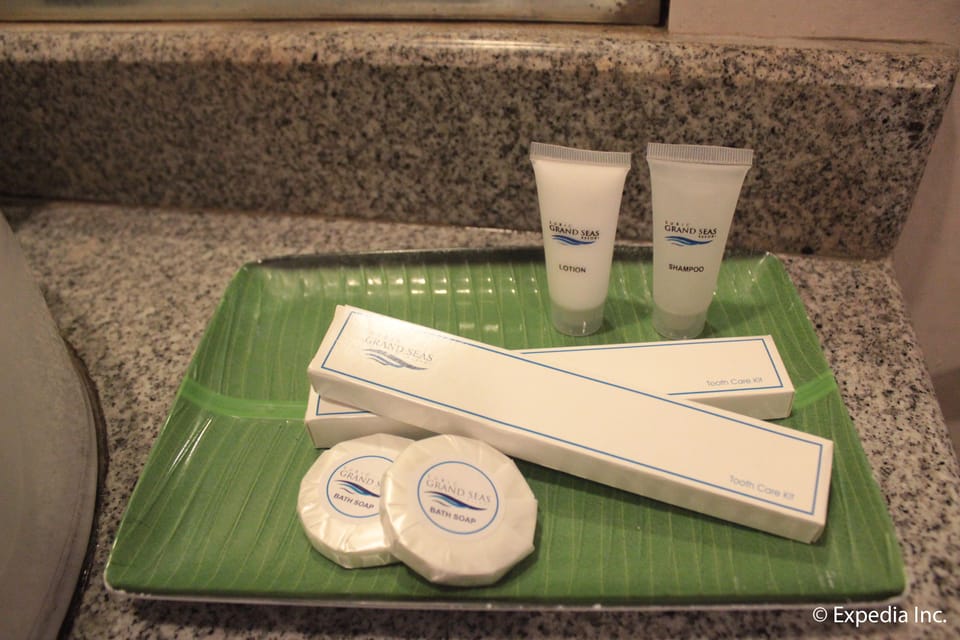 Shower, free toiletries, towels