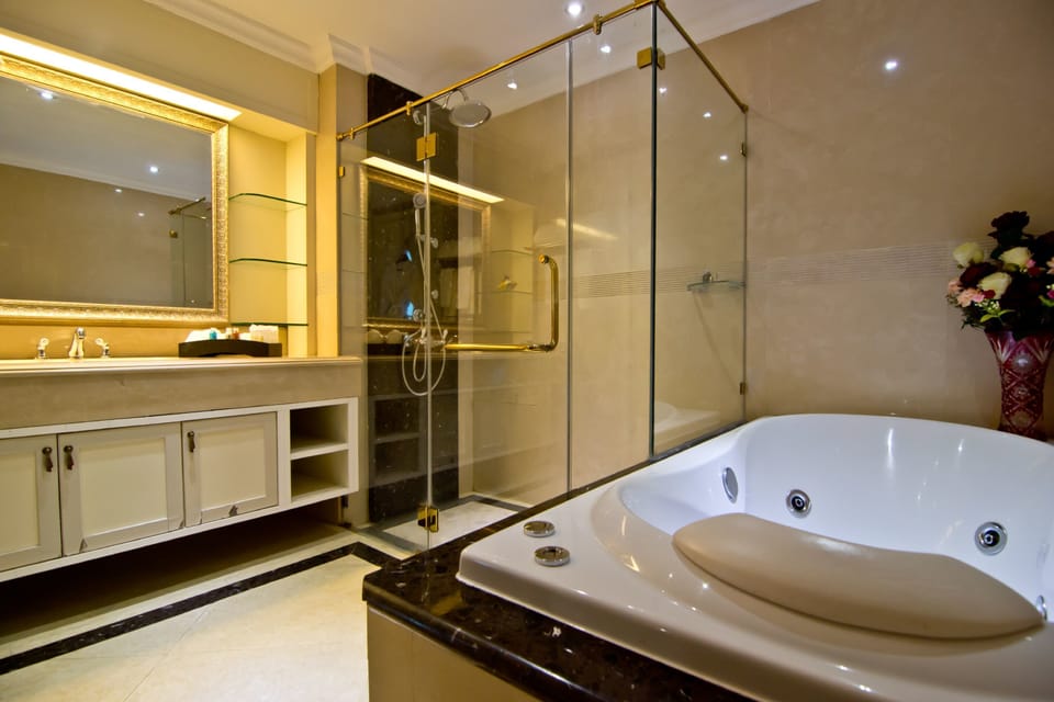 Deluxe beach front with jacuzzi | Bathroom | Separate tub and shower, rainfall showerhead, free toiletries