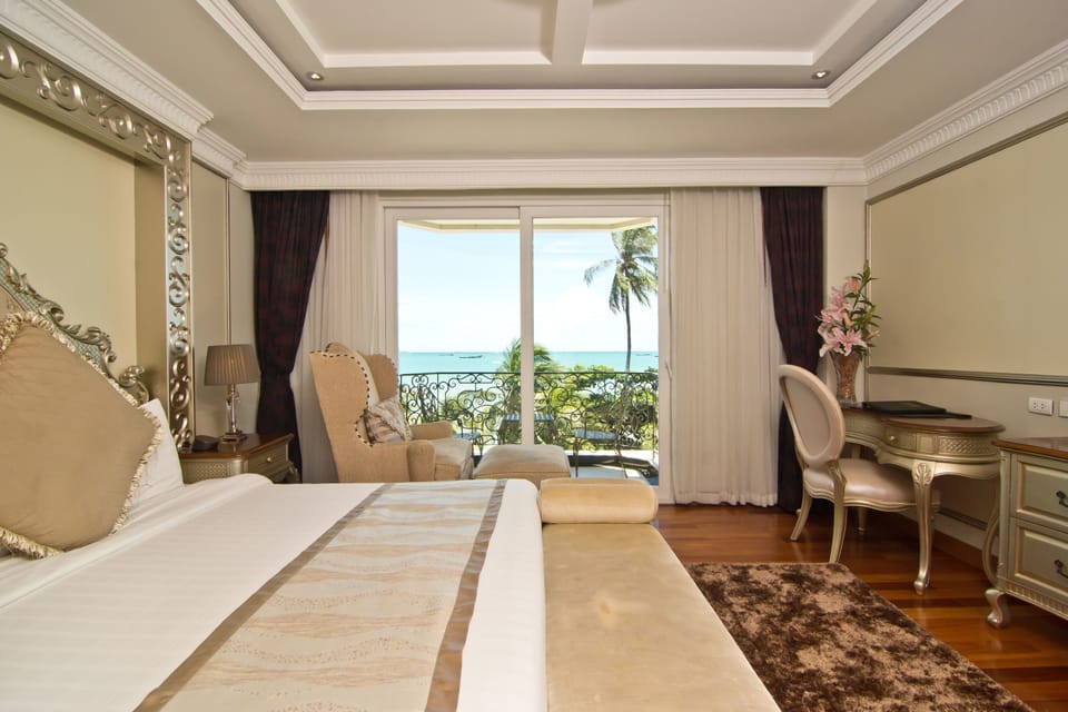 Deluxe beach front with jacuzzi | Minibar, in-room safe, individually furnished, desk