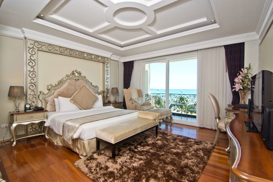 Deluxe beach front with jacuzzi | Minibar, in-room safe, individually furnished, desk