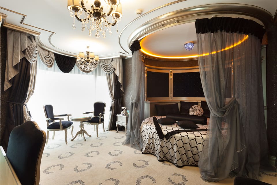 Deluxe Room | Minibar, in-room safe, individually decorated, individually furnished