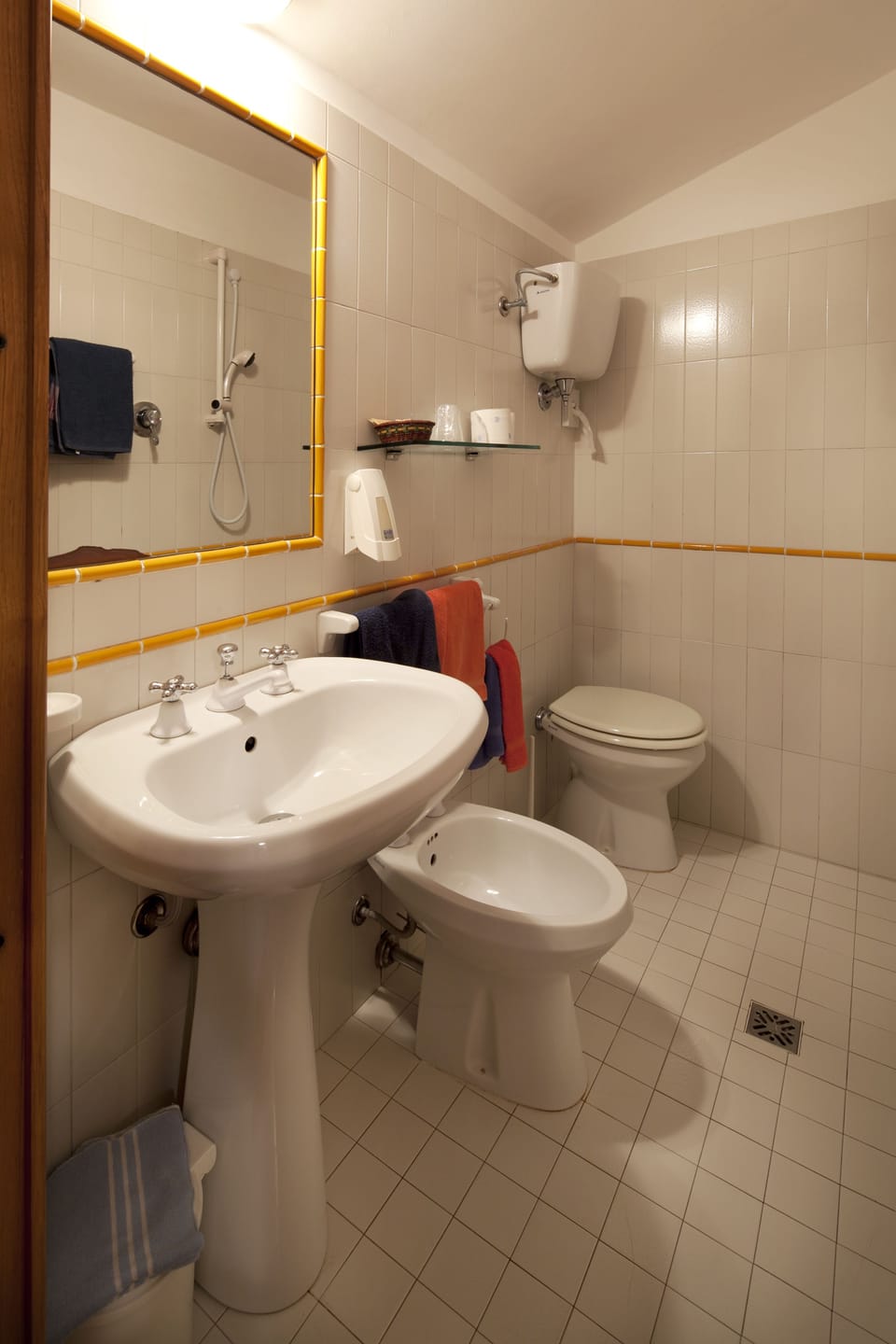 Basic Single Room | Bathroom | Shower, free toiletries, hair dryer, bidet