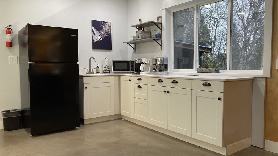 1st floor kitchenette.
