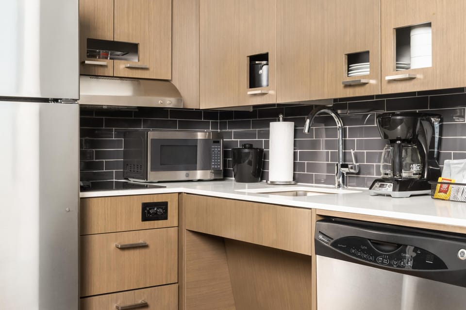 Coffee/tea maker, fridge, microwave, stovetop