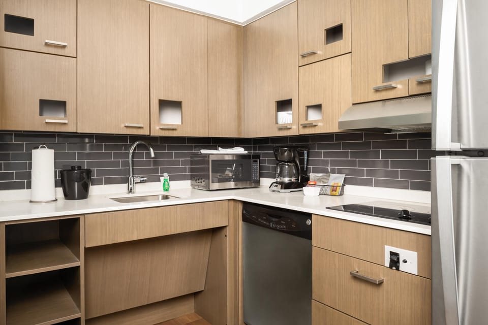 Coffee/tea maker, fridge, microwave, stovetop