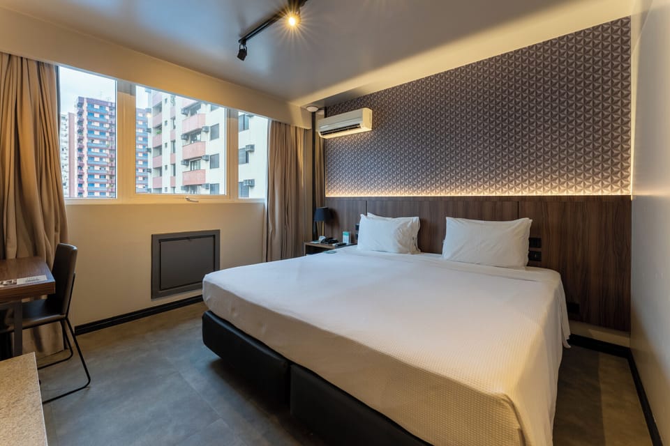Quarto Casal | Minibar, WiFi (free), alarm clocks, bed sheets
