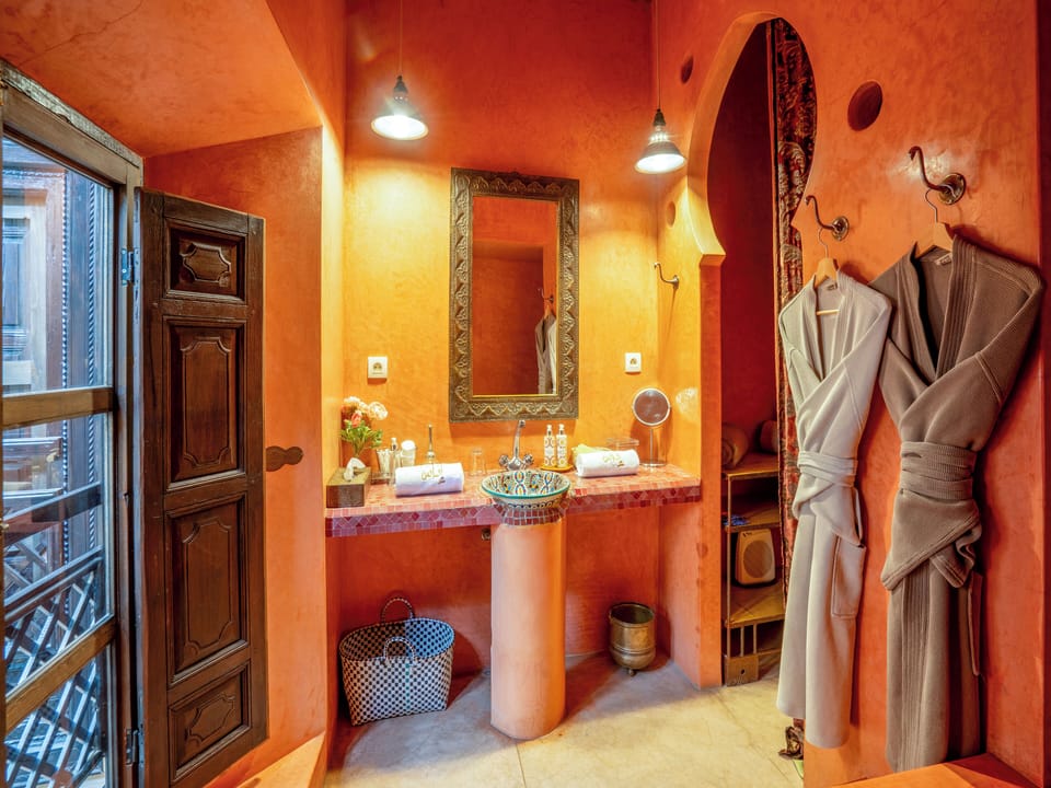 Superior Room, Ensuite, Courtyard View | Bathroom | Free toiletries, hair dryer, bathrobes, slippers