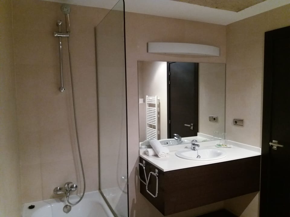 Deep soaking bathtub