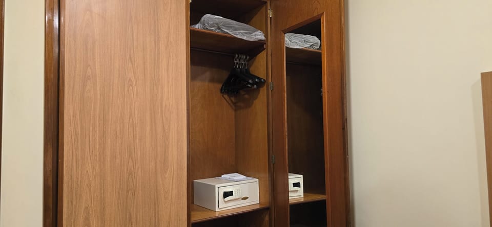 Deluxe Room, 1 King Bed | Minibar, in-room safe, blackout drapes, WiFi (free)