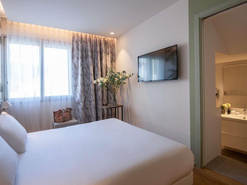In-room safe, desk, iron/ironing board, free cribs/infant beds