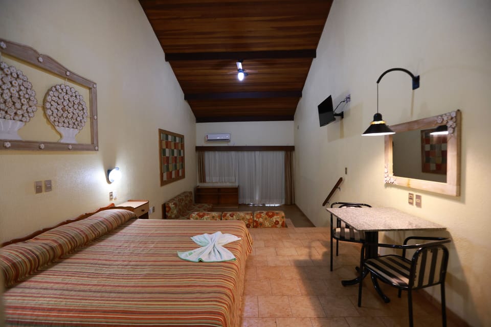 Suíte Luxo | Minibar, in-room safe, desk, blackout drapes