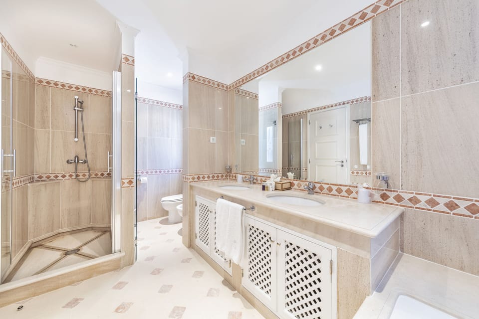 Combined shower/tub, free toiletries, hair dryer, bathrobes