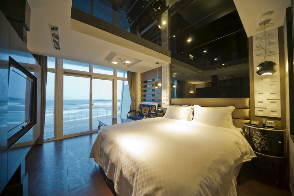 Deluxe Room, 1 King Bed, Beach View | Desk, blackout drapes, rollaway beds, free WiFi